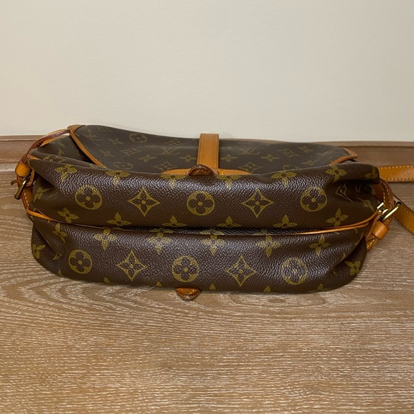 LOUIS VUITTON Saumur 35 Monogram Messenger Shoulder Bag - Picture 3 of 12